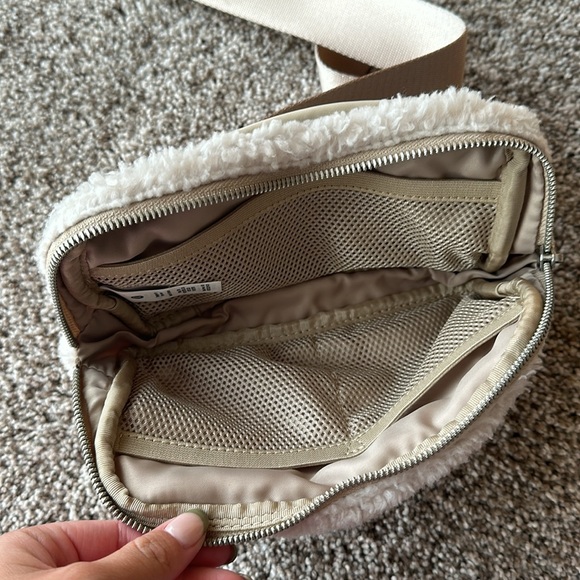 Lululemon Everywhere Belt Bag 1L *Fleece - Picture 4 of 8